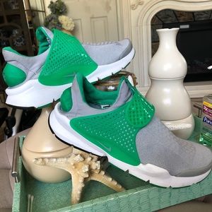 Men’s NIKE Dart Shocks